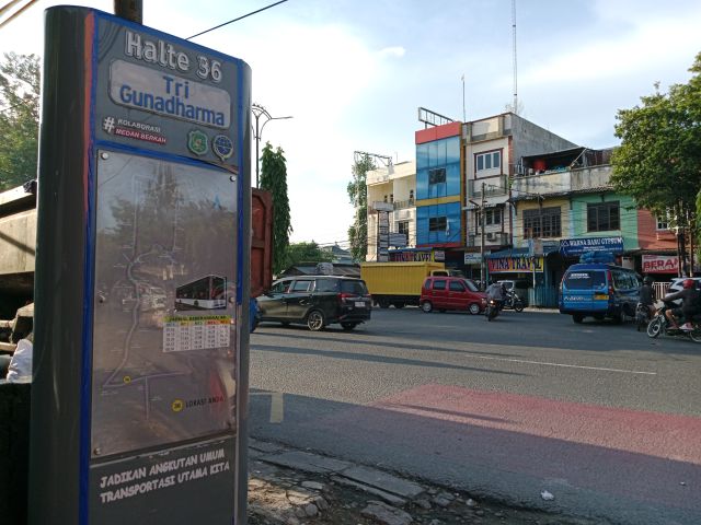 Kuliah Naik Bus Listrik saja Turun di Halte 36 STMIK Triguna Dharma, Hemat, Aman dan Nyaman