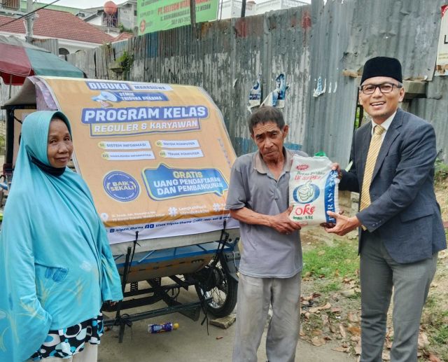 Kampus Triguna Dharma Berbagi Kepada Pengendara Becak Bermotor Kota Medan