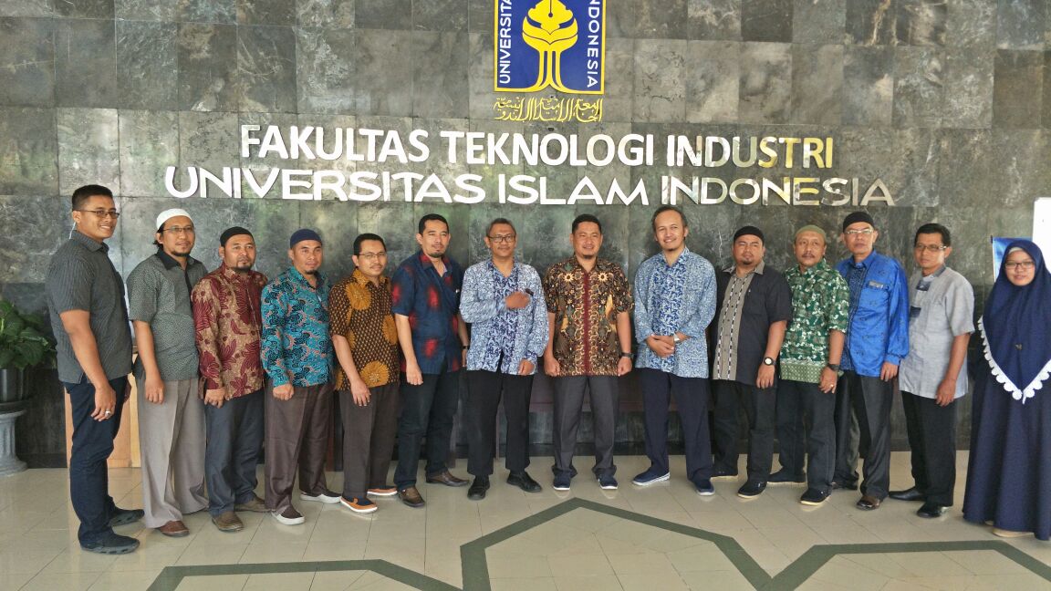 Penandatanganan MoU STMIK Triguna Dharma dengan Universitas Islam Indonesia.